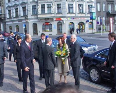 28.4.2004 esko-nmeck konference - primtor msta Petr Gandalovi,  editel divadla Petr Jon, prezident Vclav Klaus - pjezd prezidentskho pru