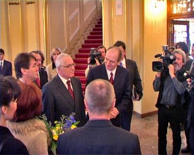 28.4.2004 esko-nmeck konference - primtor msta Petr Gandalovi,  prezident Vclav Klaus ve foyer divadla